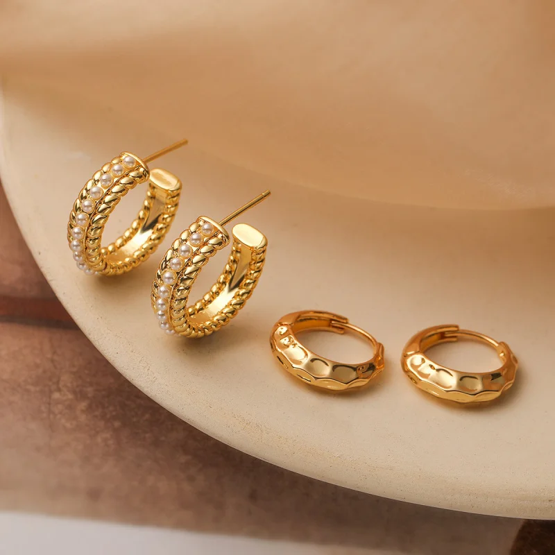 European and American Fashion Light Luxury Copper Plated Real Pearl C-shaped Earrings for Women, Niche Simple Retro Hoop Earring
European and American Fashion Light Luxury Copper Plated Real Pearl C-shaped Earrings for Women, Niche Simple Retro Hoop Earring