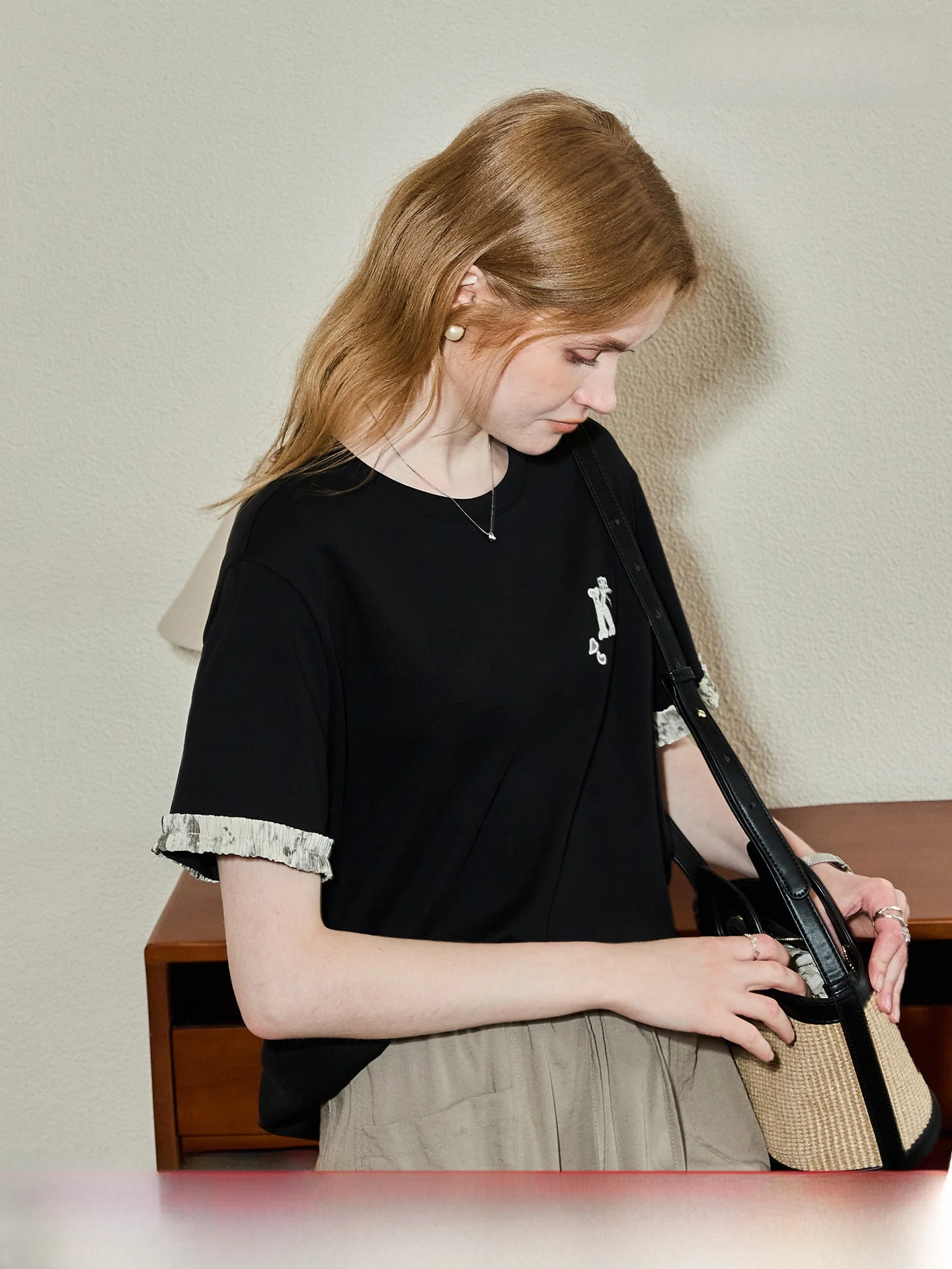 Embroidered Letter round Neck Short Sleeve T-Shirt Lace Trim Modifying Style Casual Cotton Knitted Summer Top for Commuting
Embroidered Letter round Neck Short Sleeve T-Shirt Lace Trim Modifying Style Casual Cotton Knitted Summer Top for Commuting