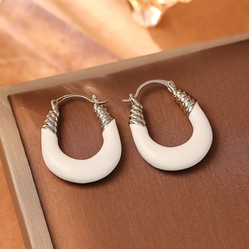 Fashionable and exquisite retro milk white earrings niche light luxury high-end versatile earrings simple commuter earrings
Fashionable and exquisite retro milk white earrings niche light luxury high-end versatile earrings simple commuter earrings