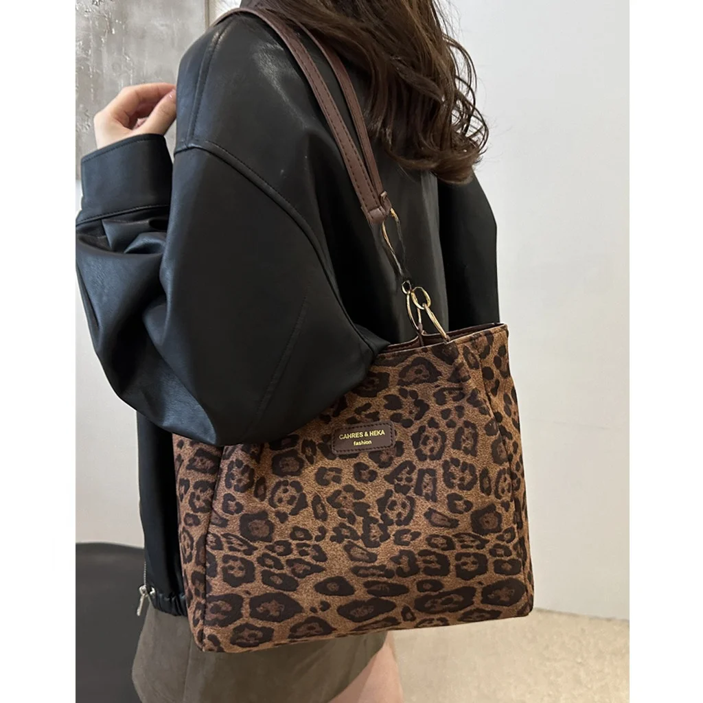 Retro Large Capaci Leopard Print Tote Bag Women's Commuter Bag Underarm Single oulder Bag Faionable Autumn New Arrival
Retro Large Capaci Leopard Print Tote Bag Women's Commuter Bag Underarm Single oulder Bag Faionable Autumn New Arrival