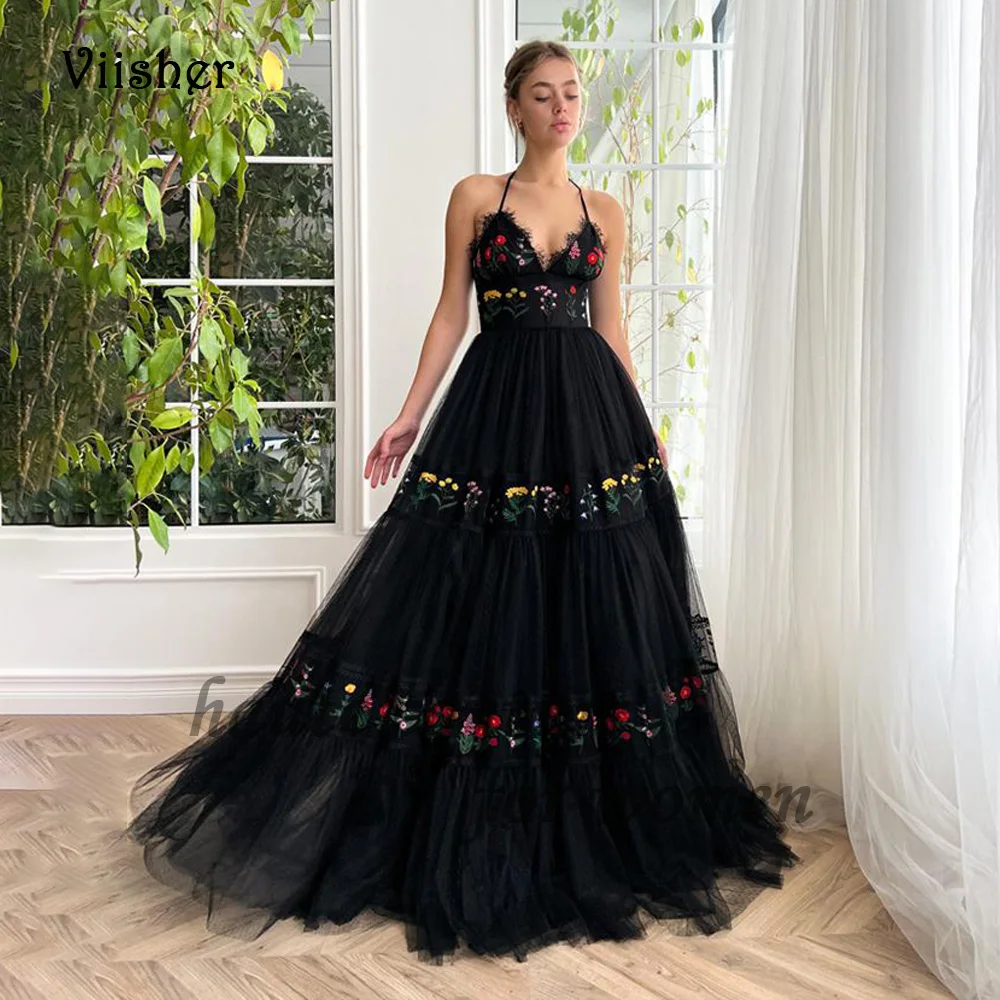 Black Flower Embroidery Tulle Prom Dresses Halter V Neck A Line Long Formal Party Dress Backless Fairy Homecoming Evening Gowns
Black Flower Embroidery Tulle Prom Dresses Halter V Neck A Line Long Formal Party Dress Backless Fairy Homecoming Evening Gowns