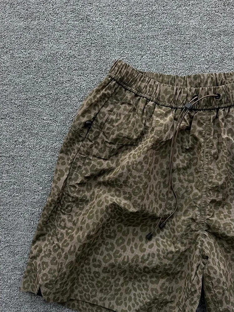 Qui Dry Ice Silk Камуфляжные orts Мужские летние уличные повседневные пляжные виды спорта длиной пять четвертей свободного покроя со средней талией
Qui Dry Ice Silk Камуфляжные orts Мужские летние уличные повседневные пляжные виды спорта длиной пять четвертей свободного покроя со средней талией