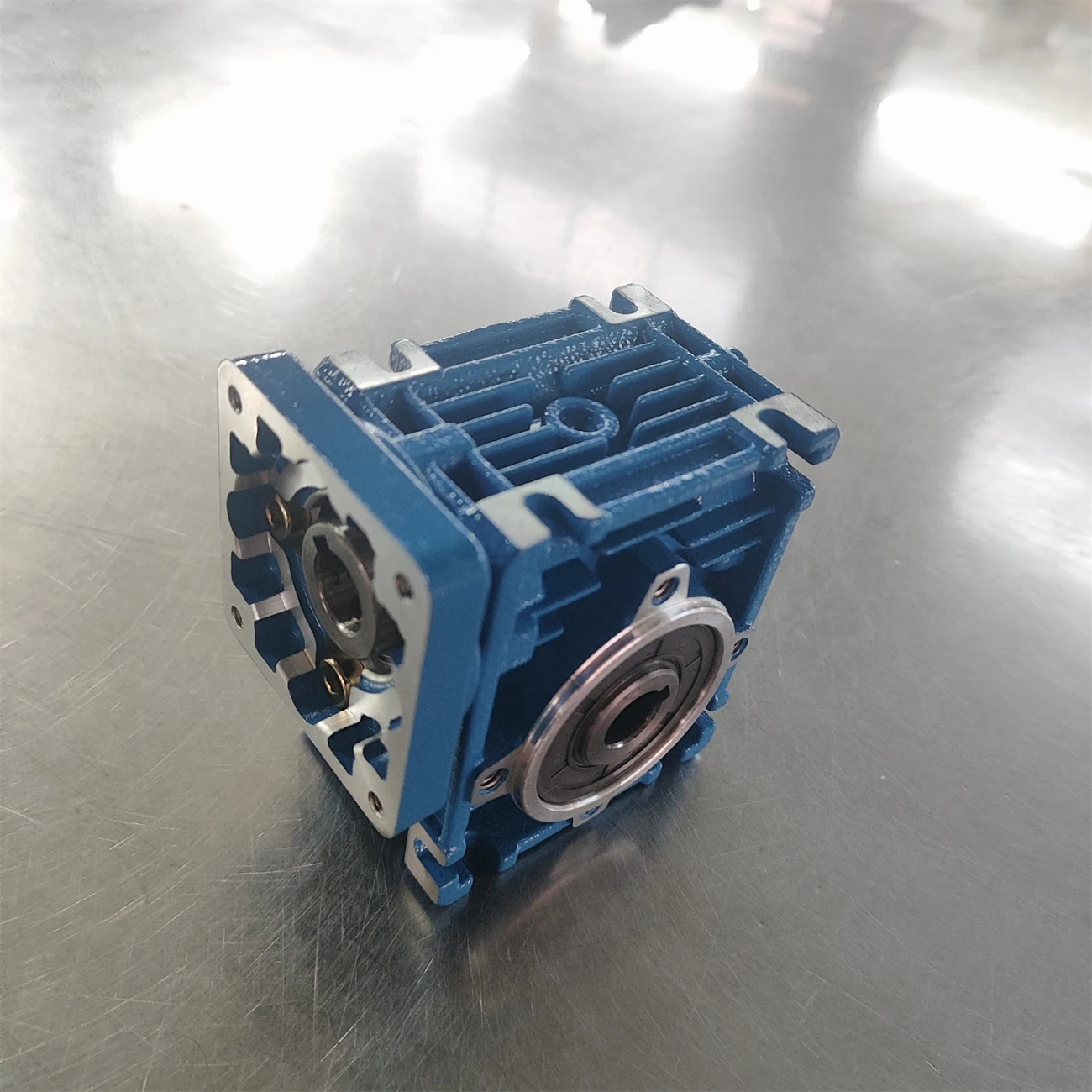 Worm Gearbox NMRV30 Input 11mm Output 14mm Ratio 5-80 Tin Bronze Worm Gear Stepper motor Servo motor 60w to 180w
Worm Gearbox NMRV30 Input 11mm Output 14mm Ratio 5-80 Tin Bronze Worm Gear Stepper motor Servo motor 60w to 180w