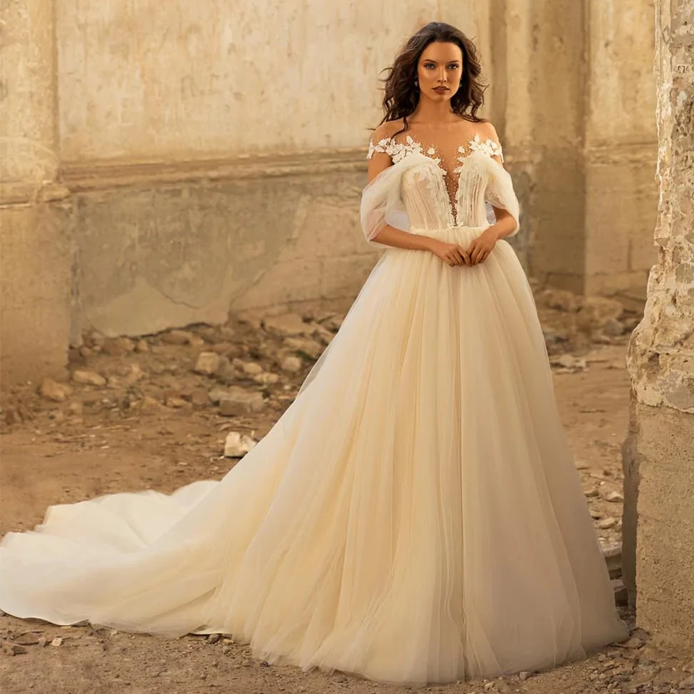 Fashion Scoop Cap Sleeve Wedding Dress Illusion Tulle Applique Off the Shoulder A-Line Floor Length Court Train Bridal Gowns
Fashion Scoop Cap Sleeve Wedding Dress Illusion Tulle Applique Off the Shoulder A-Line Floor Length Court Train Bridal Gowns