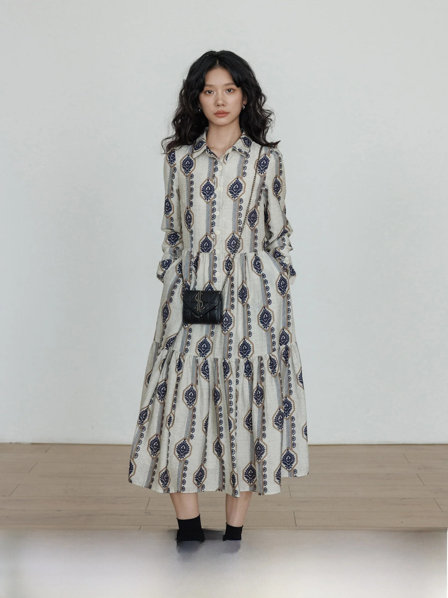 Женское повседневное платье Vastand с винтажным цветочным принтом, длинным рукавом, круглым вырезом, завышенной талией, тканевой юбкой А-силуэта и одной пуговицей
Женское повседневное платье Vastand с винтажным цветочным принтом, длинным рукавом, круглым вырезом, завышенной талией, тканевой юбкой А-силуэта и одной пуговицей