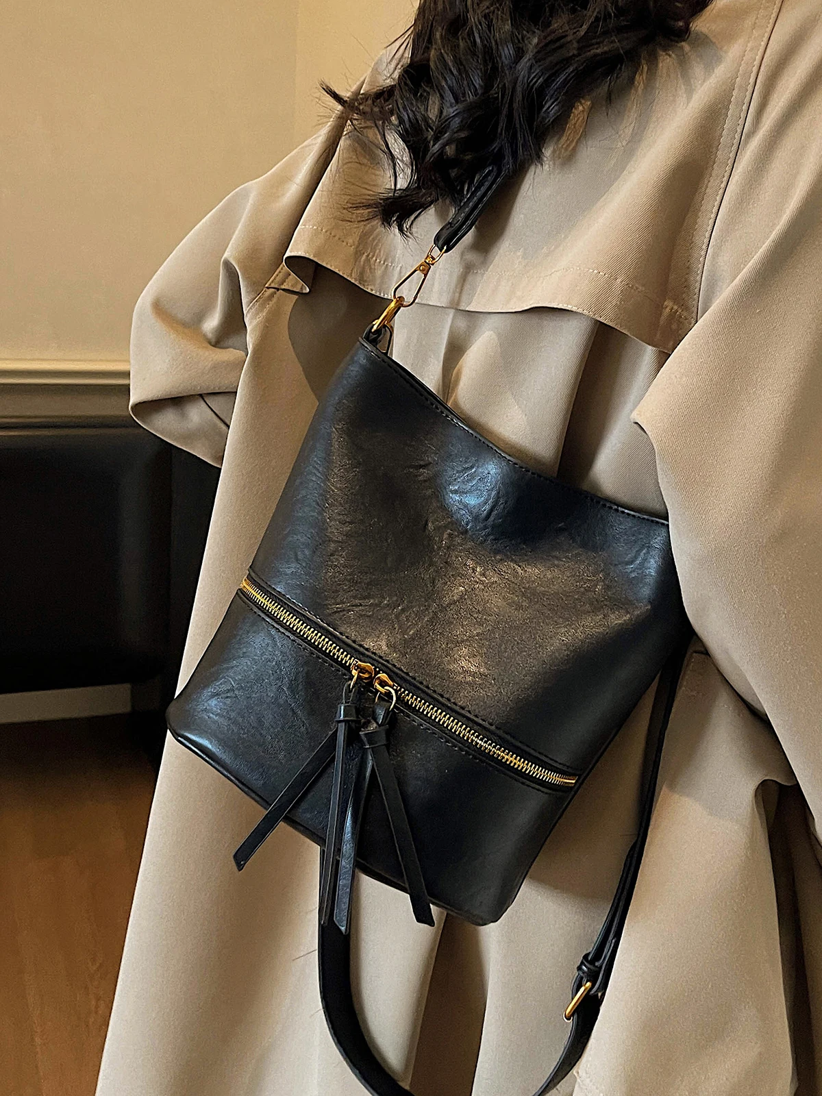 Персонализированная сумка-ведро на молнии для женщин, винтажная большая вместительная дорожная сумка через плечо, элегантная пригородная сумка на одно плечо
Персонализированная сумка-ведро на молнии для женщин, винтажная большая вместительная дорожная сумка через плечо, элегантная пригородная сумка на одно плечо