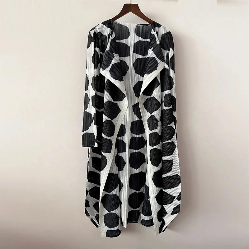 2021autumn women's long-sleeved trench coat Miyak fold Large size loose casual black and white printed lapel mid-length Cardigan
2021autumn women's long-sleeved trench coat Miyak fold Large size loose casual black and white printed lapel mid-length Cardigan