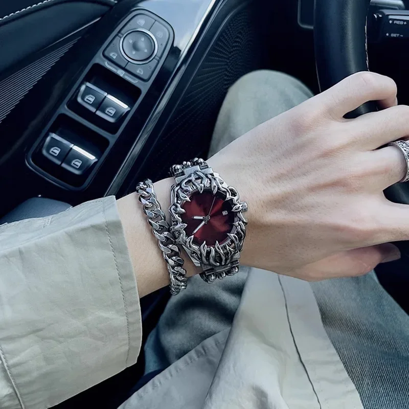fashion heterosexual claw watch alabaster style retro Y2K European American watches special shaped advanced ins niche watches
fashion heterosexual claw watch alabaster style retro Y2K European American watches special shaped advanced ins niche watches