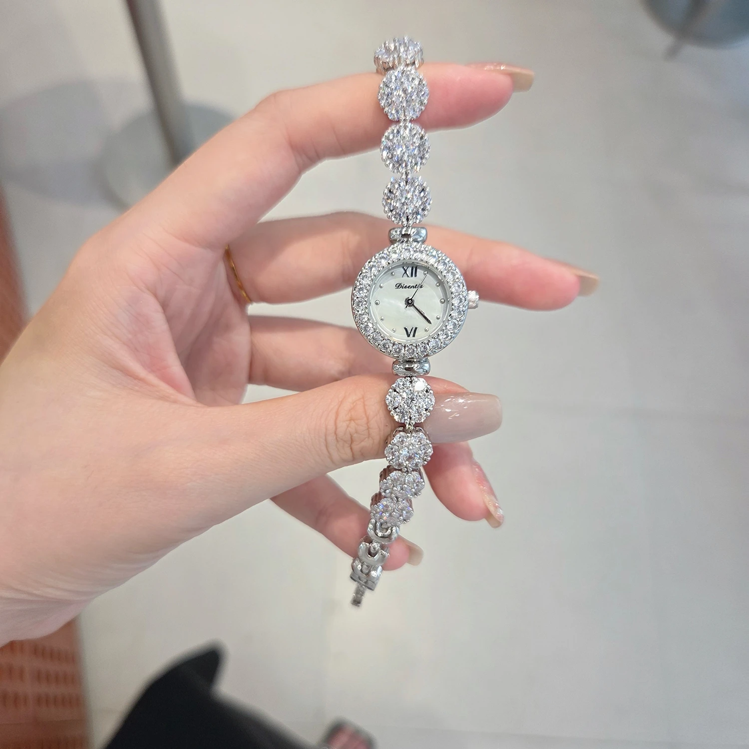 New Style Light Luxury Fashion Full Diamond Shining Women's Watch Personalized Casual Elegant Quartz Watch Women's Gift Watch
New Style Light Luxury Fashion Full Diamond Shining Women's Watch Personalized Casual Elegant Quartz Watch Women's Gift Watch