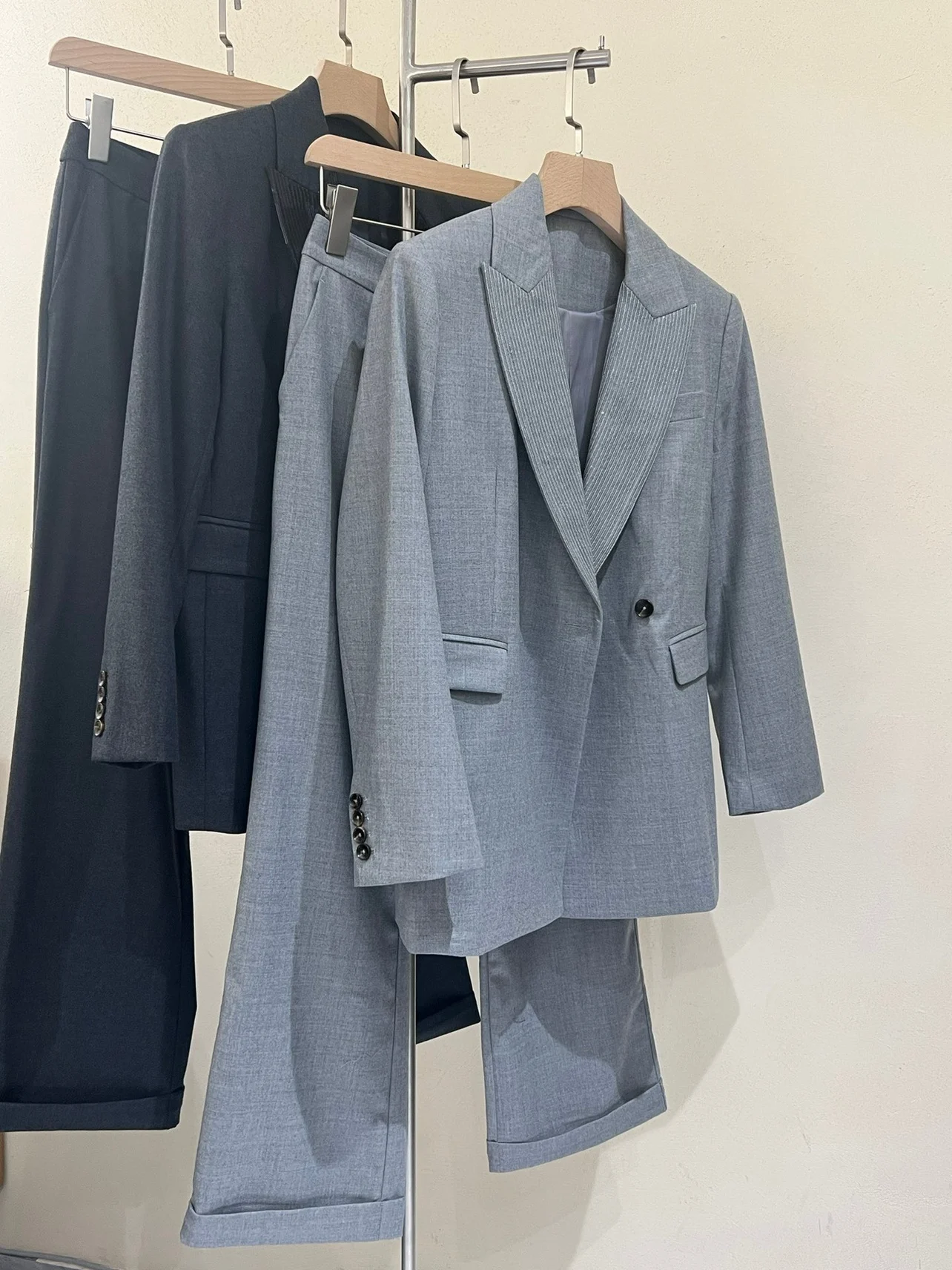 Italy Bc Beaded Chain Collar Wool Women'S Trouser Suit Business Casual Blazer Pant Suits Autumn Outfits Office Lady Sets
Italy Bc Beaded Chain Collar Wool Women'S Trouser Suit Business Casual Blazer Pant Suits Autumn Outfits Office Lady Sets