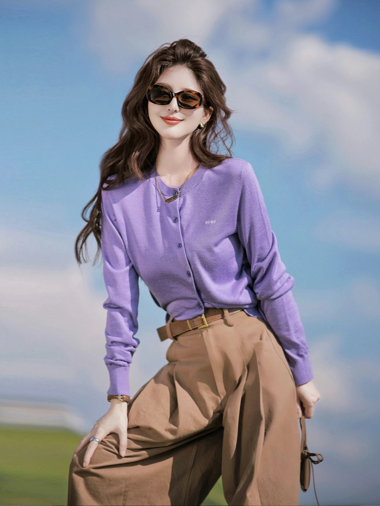 Женский вязаный шерстяной кардиган Zhaodaxi серии Miu, осенний топ с эффектом омоложения, прямой крой, модный, с длинными рукавами
Женский вязаный шерстяной кардиган Zhaodaxi серии Miu, осенний топ с эффектом омоложения, прямой крой, модный, с длинными рукавами