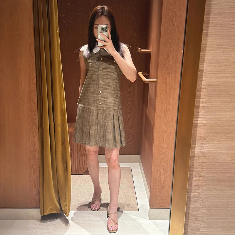 Sleeveless dress with British metal buckle pattern, detachable collar, pressed pleats, niche, 2024 early autumn fashion
Sleeveless dress with British metal buckle pattern, detachable collar, pressed pleats, niche, 2024 early autumn fashion
