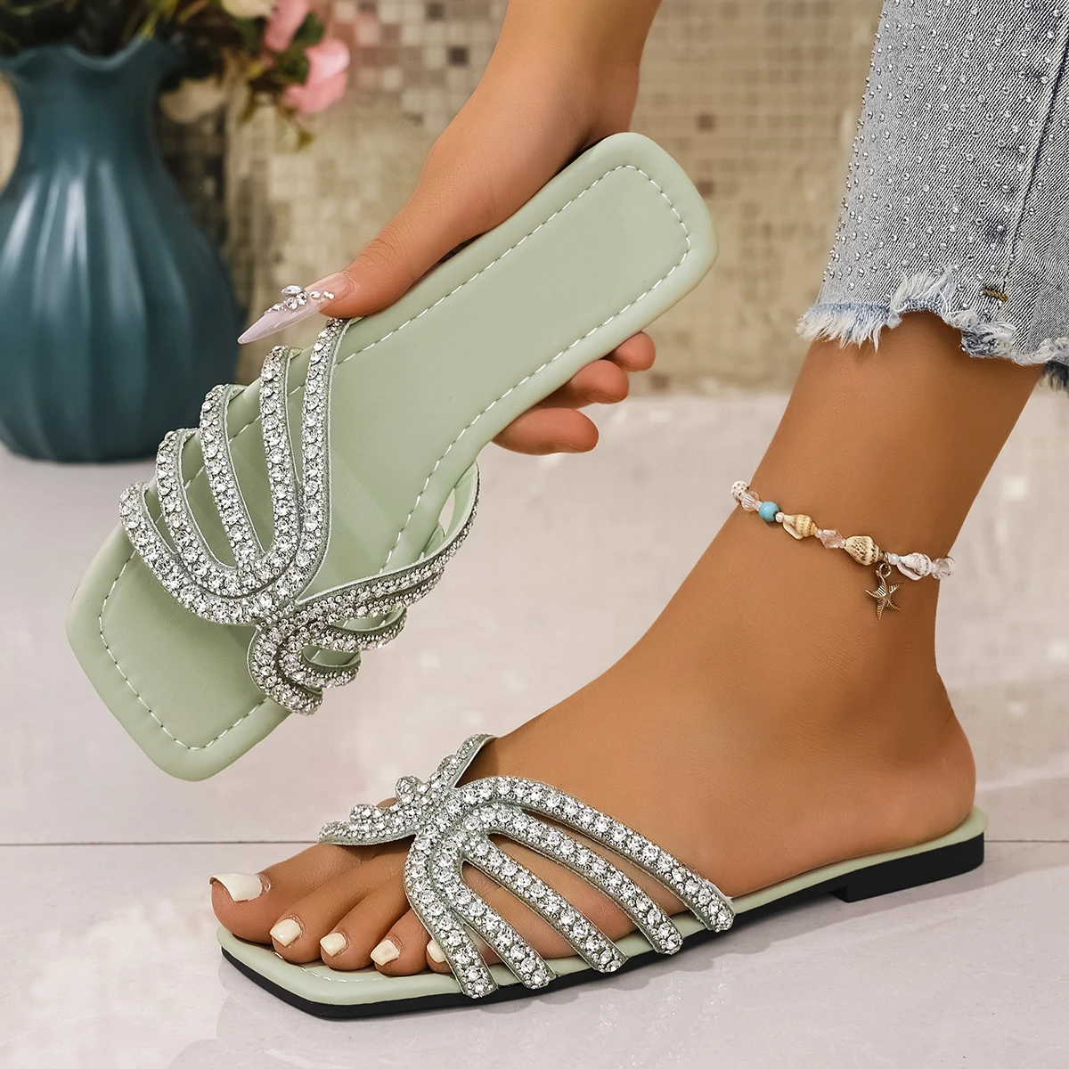 Женские шлепанцы со стразами, модные нескользящие пляжные туфли, удобные сандалии на плоской квадратной подошве, летние уличные шлепанцы-слайды для женщин
Женские шлепанцы со стразами, модные нескользящие пляжные туфли, удобные сандалии на плоской квадратной подошве, летние уличные шлепанцы-слайды для женщин