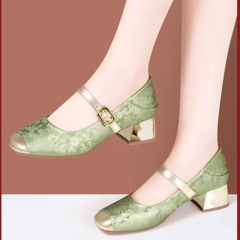 Chinese Retro Women's Embroidered Coarse Single Shoes Cheongsam Fashion Shoes
Chinese Retro Women's Embroidered Coarse Single Shoes Cheongsam Fashion Shoes