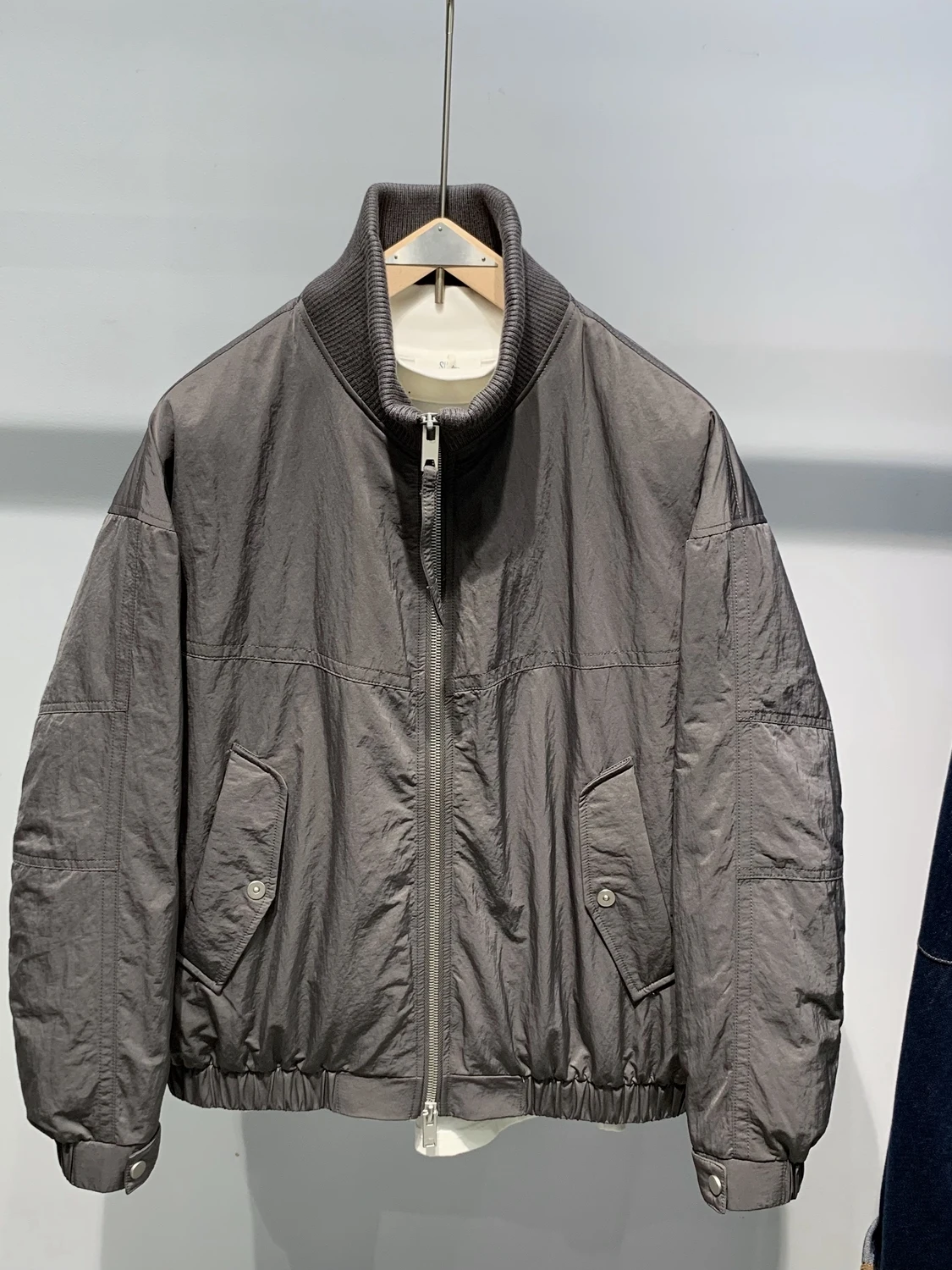 Мужская зимняя куртка-пуховик с воротником-стойкой, свободного кроя, с бейсбольным воротником, модная повседневная городская верхняя одежда для отдыха
Мужская зимняя куртка-пуховик с воротником-стойкой, свободного кроя, с бейсбольным воротником, модная повседневная городская верхняя одежда для отдыха