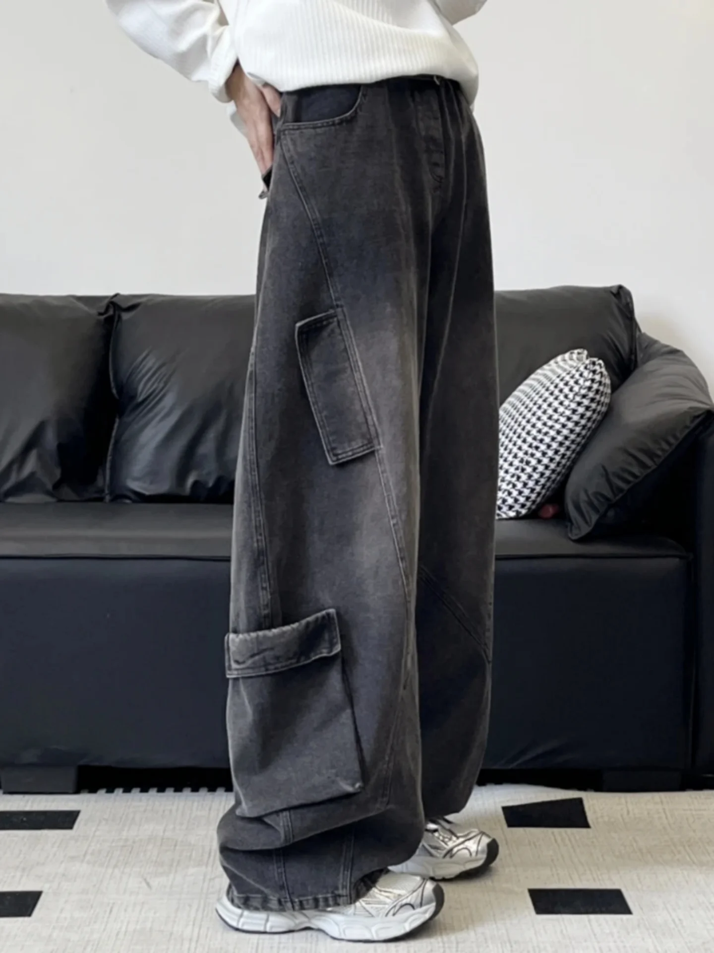 Trendy American Early Autumn Multi-Pocket High Street Design Loose Wide Leg Casual Long Jeans for Men And Women
Trendy American Early Autumn Multi-Pocket High Street Design Loose Wide Leg Casual Long Jeans for Men And Women