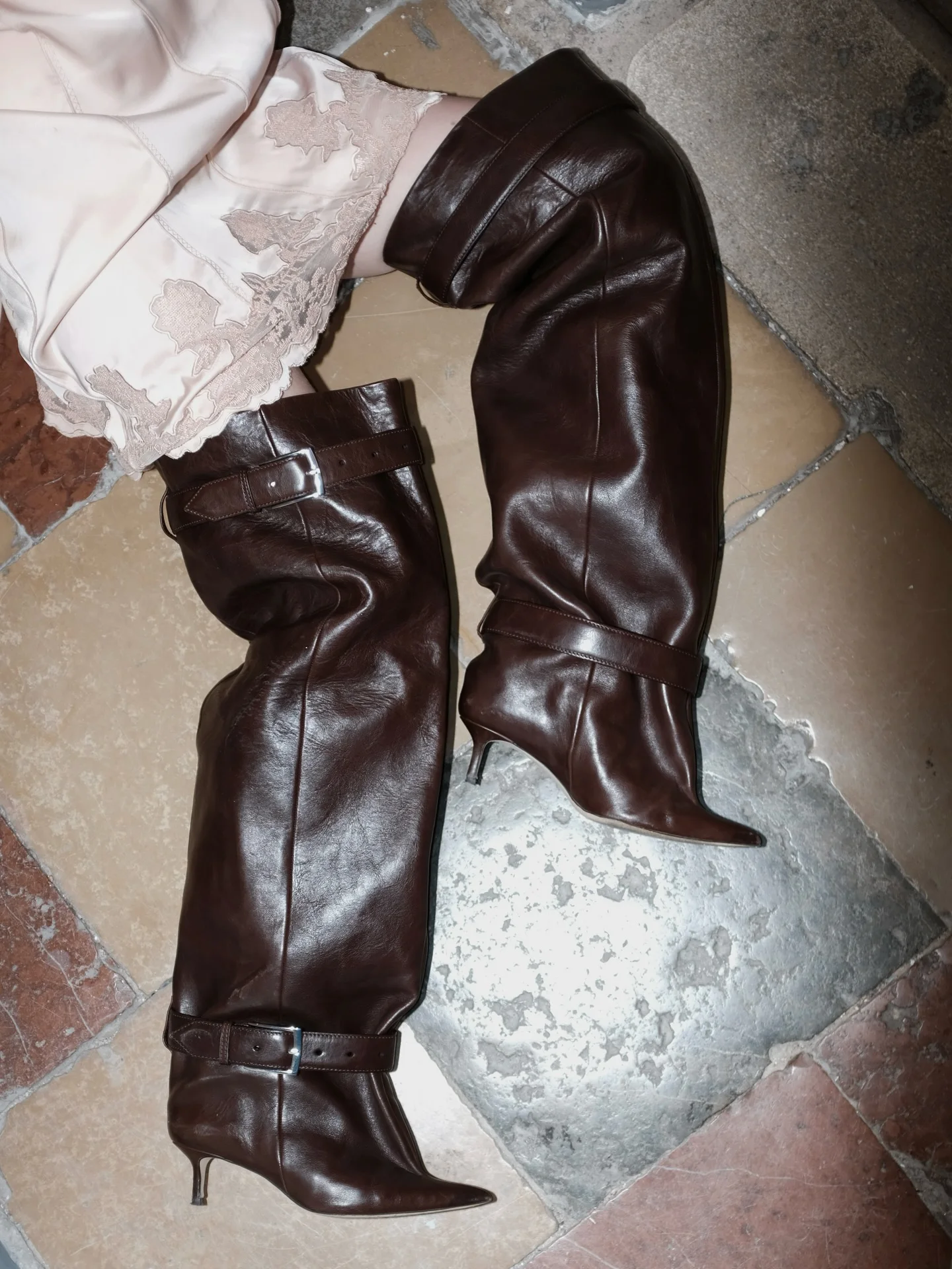 2026 Женские темно-коричневые сапоги выше колена на тонком каблуке, плиссированные ботинки с острым носком и пряжкой на ремешке, сексуальные ботинки для подиума, размер 44
2026 Женские темно-коричневые сапоги выше колена на тонком каблуке, плиссированные ботинки с острым носком и пряжкой на ремешке, сексуальные ботинки для подиума, размер 44