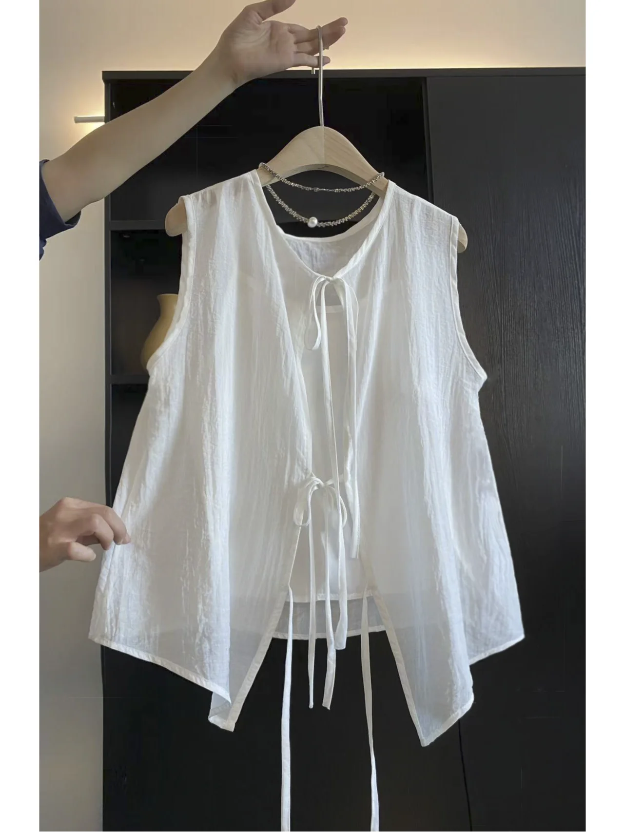 Korean Style Loose Fit Sleeveless Shirt And Vest Two Piece Set for Women with Slit And Belt Detail Summer Fashion
Korean Style Loose Fit Sleeveless Shirt And Vest Two Piece Set for Women with Slit And Belt Detail Summer Fashion