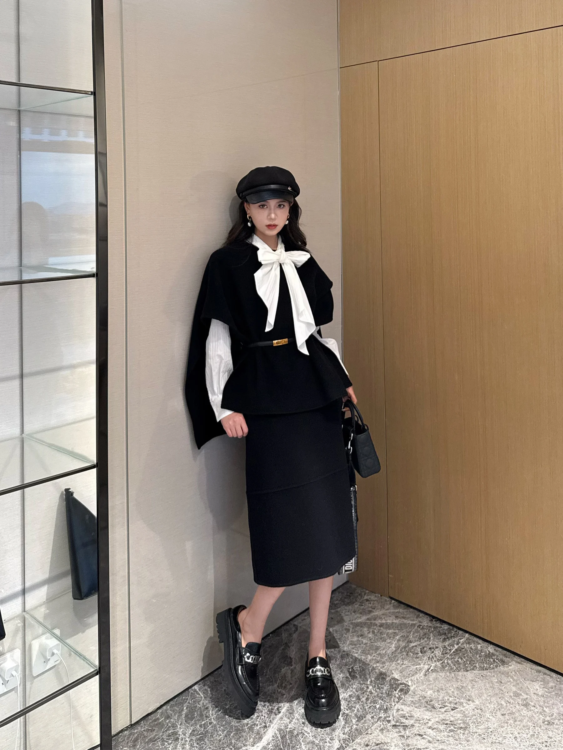 Комплект из твидовой юбки и топа Nancy Cavally Soft Gold Camere из двусторонней шерсти: модный женский ансамбль для зимы, весны и осени
Комплект из твидовой юбки и топа Nancy Cavally Soft Gold Camere из двусторонней шерсти: модный женский ансамбль для зимы, весны и осени