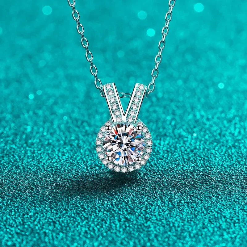 1.0 Ct Moissanite S925 Silver Necklet Pendants for Women Plated Pt950 Sweet Rabbit Ears Charm Free Necklace Jewelry Wholesale
1.0 Ct Moissanite S925 Silver Necklet Pendants for Women Plated Pt950 Sweet Rabbit Ears Charm Free Necklace Jewelry Wholesale