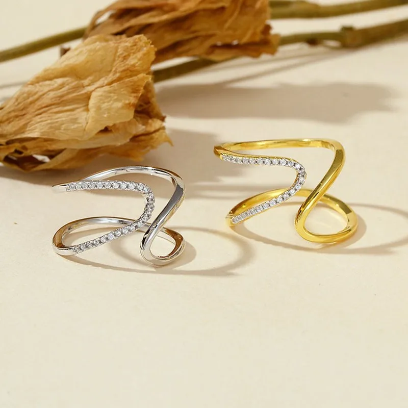 Женское кольцо из стерлингового серебра 925 пробы с цирконом из 18-каратного золота, нестандартные европейские и американские модные украшения, аксессуары для вечеринок
Женское кольцо из стерлингового серебра 925 пробы с цирконом из 18-каратного золота, нестандартные европейские и американские модные украшения, аксессуары для вечеринок