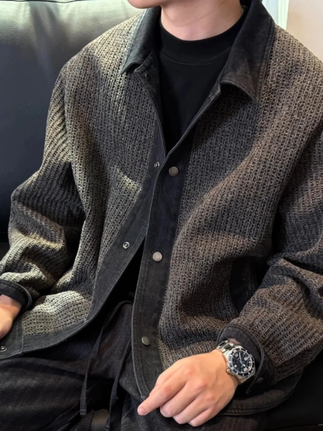 Теплая шерстяная джинсовая куртка с воротником-пэчворк для мужчин: модная и стильная верхняя одежда для молодежи, приталенный крой, длинный рукав, повседневный стиль
Теплая шерстяная джинсовая куртка с воротником-пэчворк для мужчин: модная и стильная верхняя одежда для молодежи, приталенный крой, длинный рукав, повседневный стиль