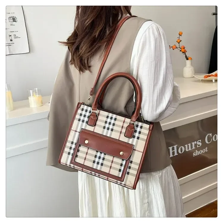Summer 2025 Textured PU Shoulder Bag Women's Vintage Plaid Crossbody with Adjustable Chain,Chic for Coffee Dates & City Walks 
Summer 2025 Textured PU Shoulder Bag Women's Vintage Plaid Crossbody with Adjustable Chain,Chic for Coffee Dates & City Walks
