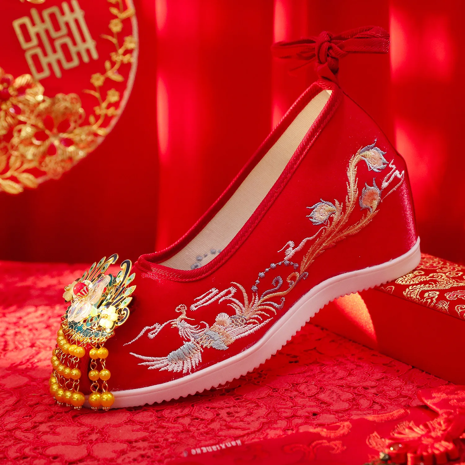 Обувь для традиционной китайской одежды Хань, свадебная обувь Сюхэ, вышитая красная обувь в старинном стиле
Обувь для традиционной китайской одежды Хань, свадебная обувь Сюхэ, вышитая красная обувь в старинном стиле
