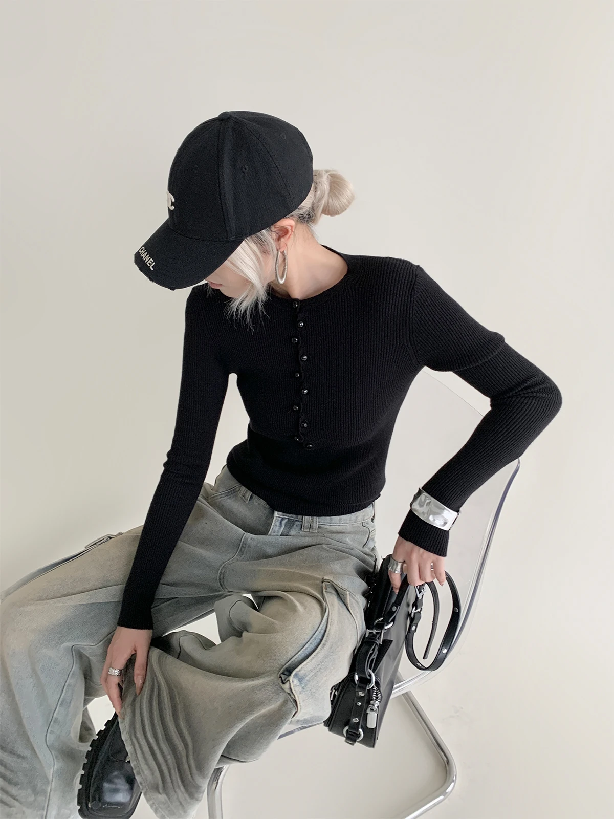 Женская повседневная трикотажная базовая футболка с эффектом похудения, с длинным рукавом, круглым вырезом, на пуговицах, из модала
Женская повседневная трикотажная базовая футболка с эффектом похудения, с длинным рукавом, круглым вырезом, на пуговицах, из модала