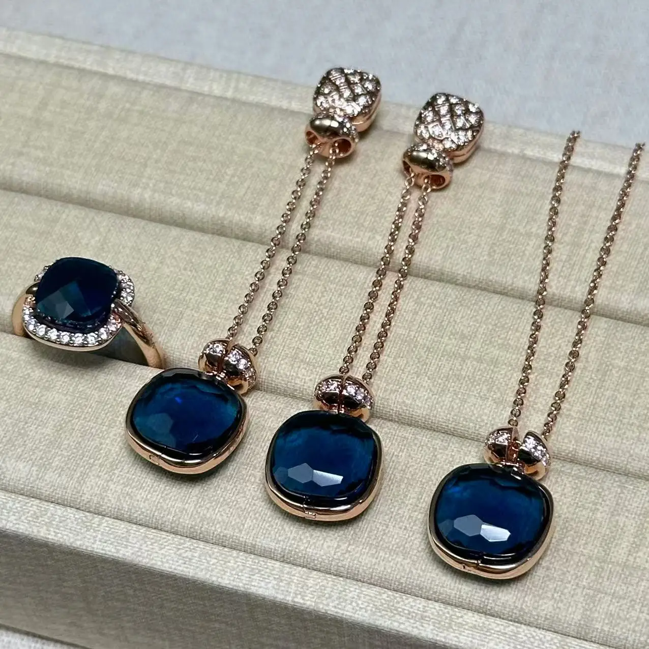 3Pcs/Set Perfume Bottle Nudo Earrings Necklace Set Colorful Candy Crystal Jewelry Sets Fashion Jewelry Gift for Women
3Pcs/Set Perfume Bottle Nudo Earrings Necklace Set Colorful Candy Crystal Jewelry Sets Fashion Jewelry Gift for Women