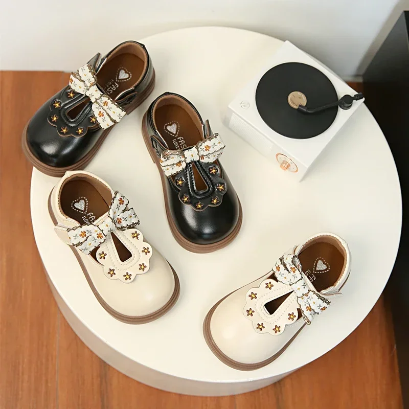 Girls Leather Shoes Black Soft Sole Kids Princess Shoes with Floral Print 2025 New Fashion Children Performance Shoes Non-slip
Girls Leather Shoes Black Soft Sole Kids Princess Shoes with Floral Print 2025 New Fashion Children Performance Shoes Non-slip