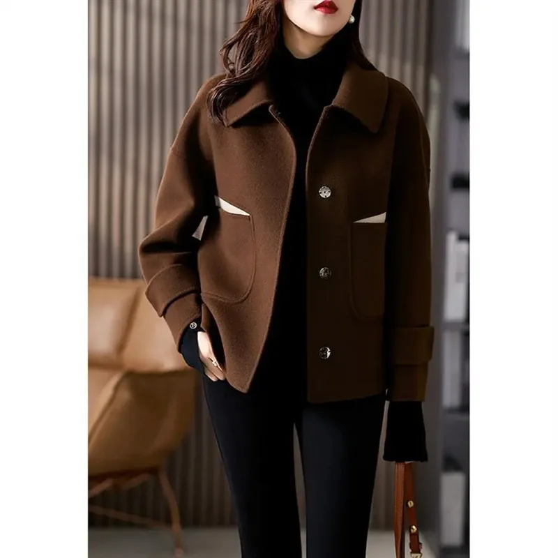 Модный корейский стиль, свободный повседневный универсальный однотонный топ с карманами на пуговицах и длинными рукавами с лацканами
Модный корейский стиль, свободный повседневный универсальный однотонный топ с карманами на пуговицах и длинными рукавами с лацканами