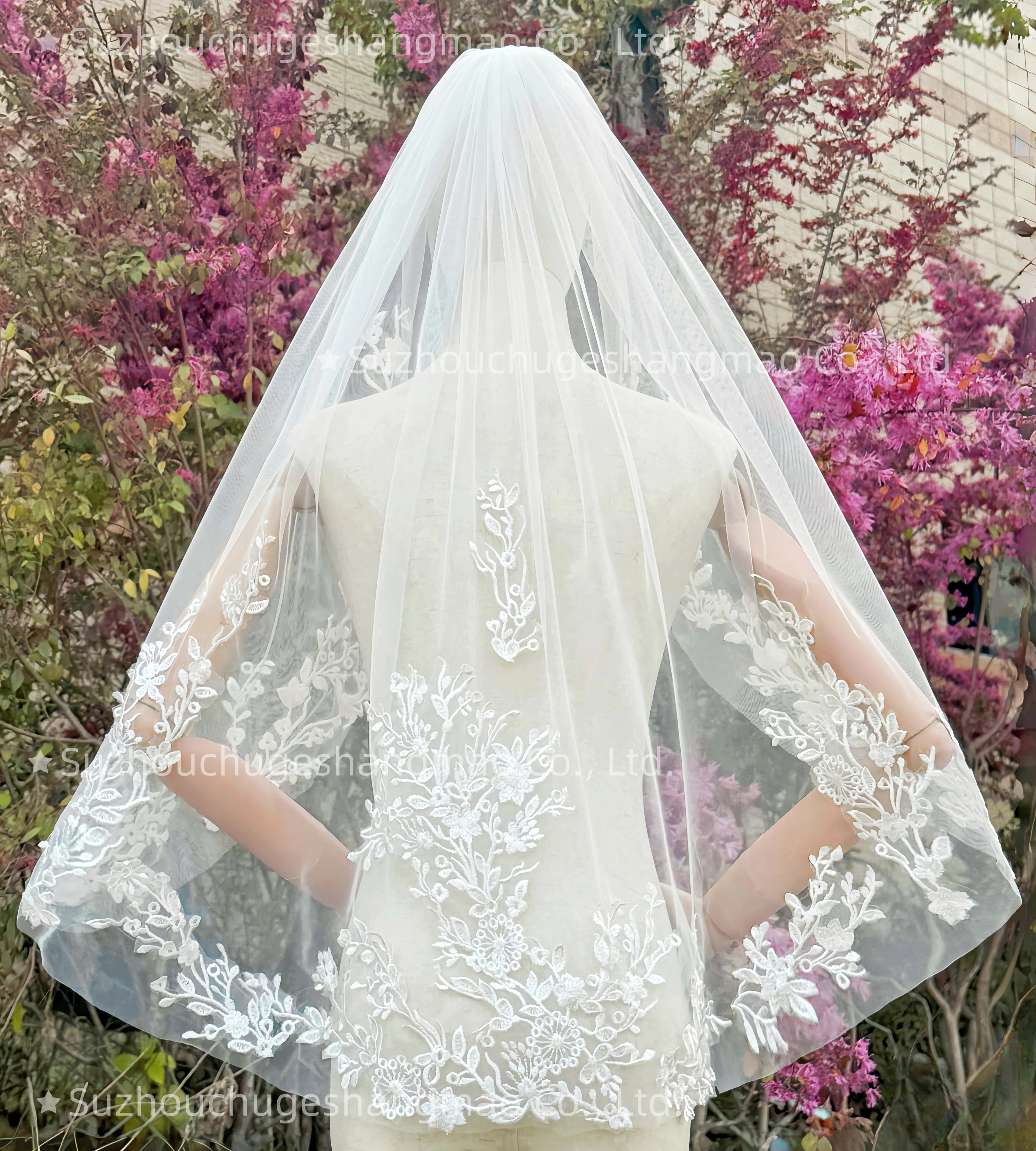 Customized Single Layer Lace Trim Wedding Veil – Simple & Elegant Bridal Headpiece, Lightweight and Breathable
Customized Single Layer Lace Trim Wedding Veil – Simple & Elegant Bridal Headpiece, Lightweight and Breathable