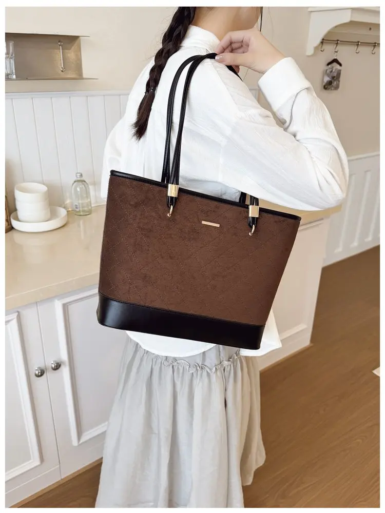 Deluxe Women's Shoulder Bag Made Of Gully-Printed Leather Featuring Gibraltar Casual Elegant Lightweight Soft Look
Deluxe Women's Shoulder Bag Made Of Gully-Printed Leather Featuring Gibraltar Casual Elegant Lightweight Soft Look