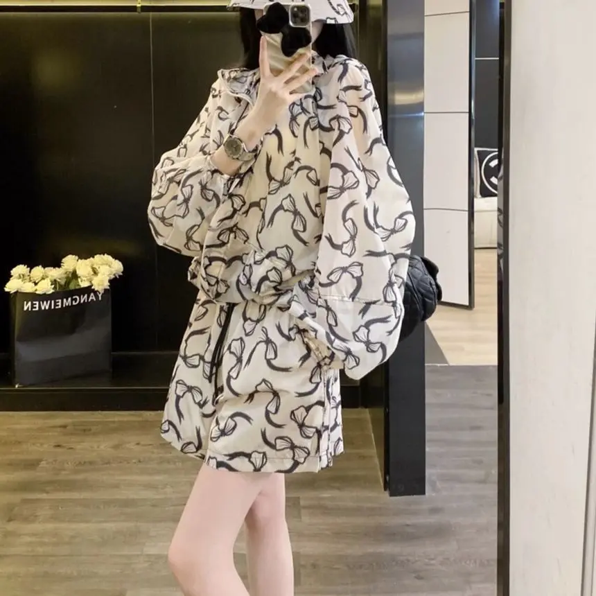 2024 Summer Thin Hooded Loose Printed Sunscreen Coat Women's Fashion Shorts Two Piece Set
2024 Summer Thin Hooded Loose Printed Sunscreen Coat Women's Fashion Shorts Two Piece Set