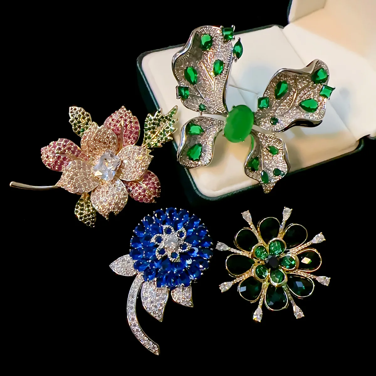 Luxury Emerald Butterfly Full Zircon Brooch Pin Temperament Elegant Rose Peony Corsage Suit Jacket Accessories Women Jewelry
Luxury Emerald Butterfly Full Zircon Brooch Pin Temperament Elegant Rose Peony Corsage Suit Jacket Accessories Women Jewelry