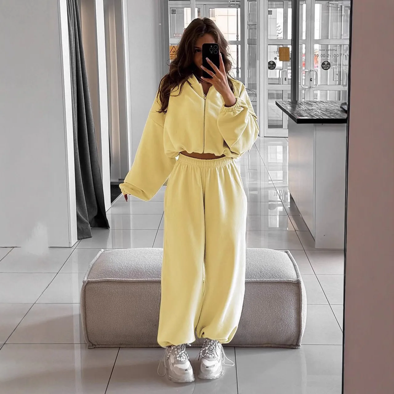 2026 Autumn Two Piece Set Hooded Neck Short Top And Long Pants Set Solid Color Comfortable Female Casual Versatile Commute Suit
2026 Autumn Two Piece Set Hooded Neck Short Top And Long Pants Set Solid Color Comfortable Female Casual Versatile Commute Suit