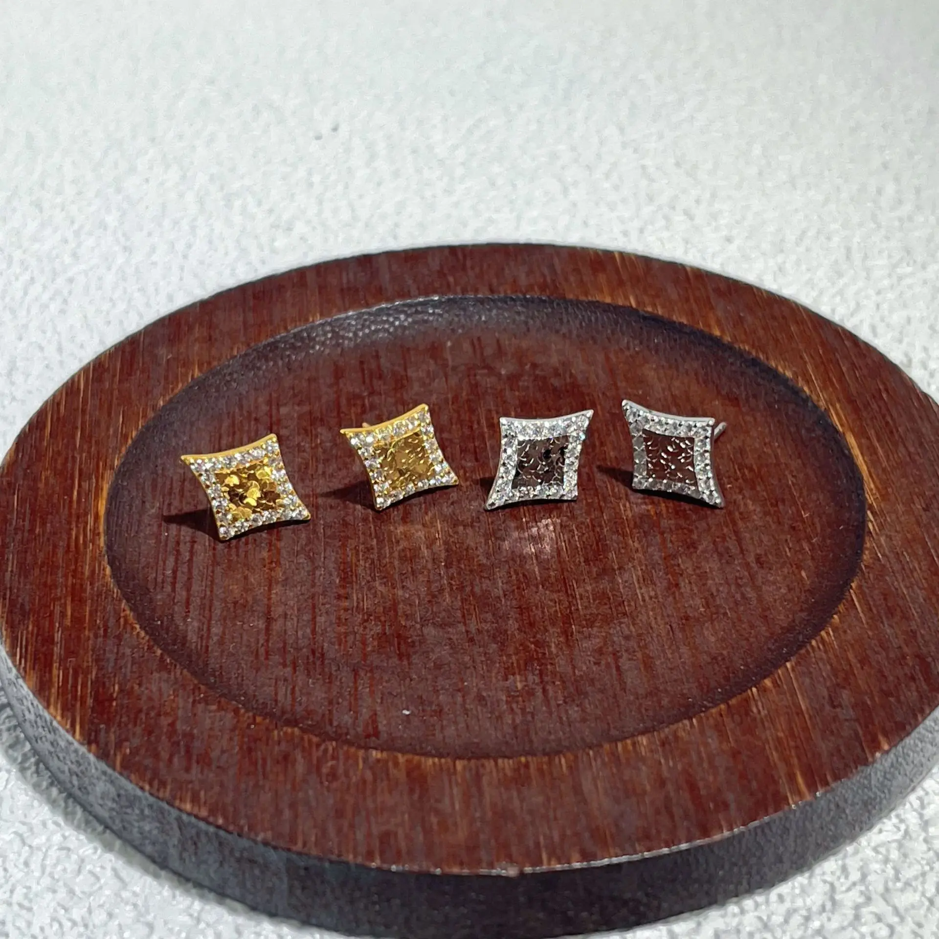 Серьги-гвоздики из стерлингового серебра 925 пробы, новые французские серьги-гвоздики с измельченным льдом и бриллиантами, модные и универсальные серьги-гвоздики с молотком в европейском и американском стиле
Серьги-гвоздики из стерлингового серебра 925 пробы, новые французские серьги-гвоздики с измельченным льдом и бриллиантами, модные и универсальные серьги-гвоздики с молотком в европейском и американском стиле