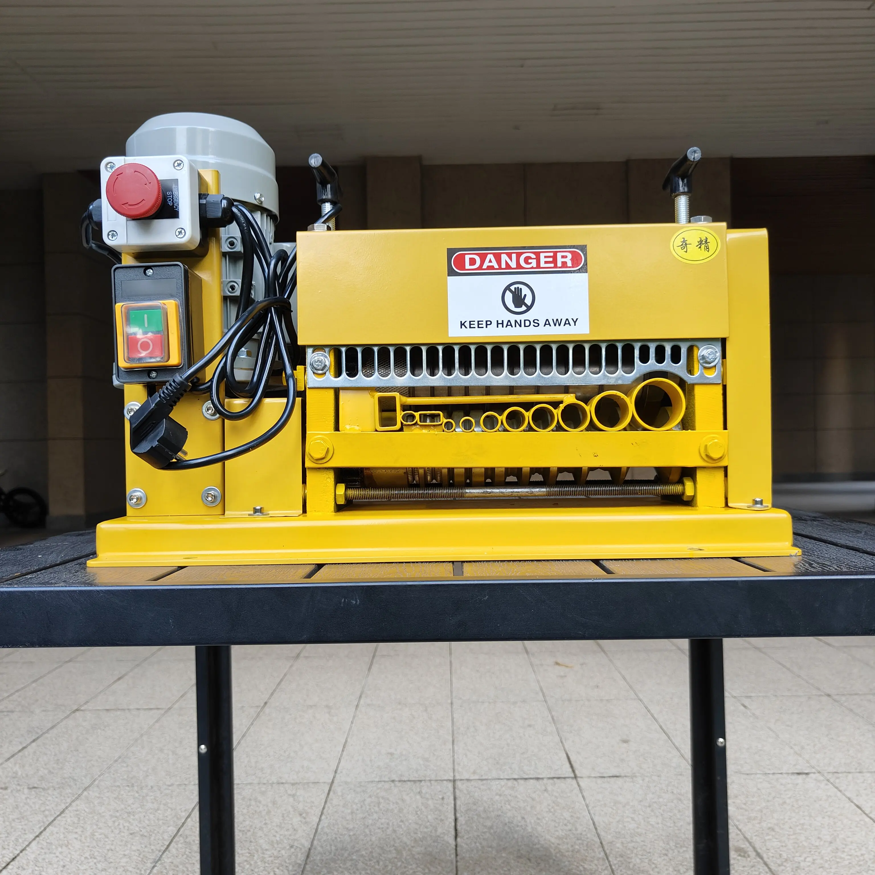 New Electric Wire Stripping Machine Cable Stripping Cores Scrap Wire and Cable Peeling and Peeling Device
New Electric Wire Stripping Machine Cable Stripping Cores Scrap Wire and Cable Peeling and Peeling Device