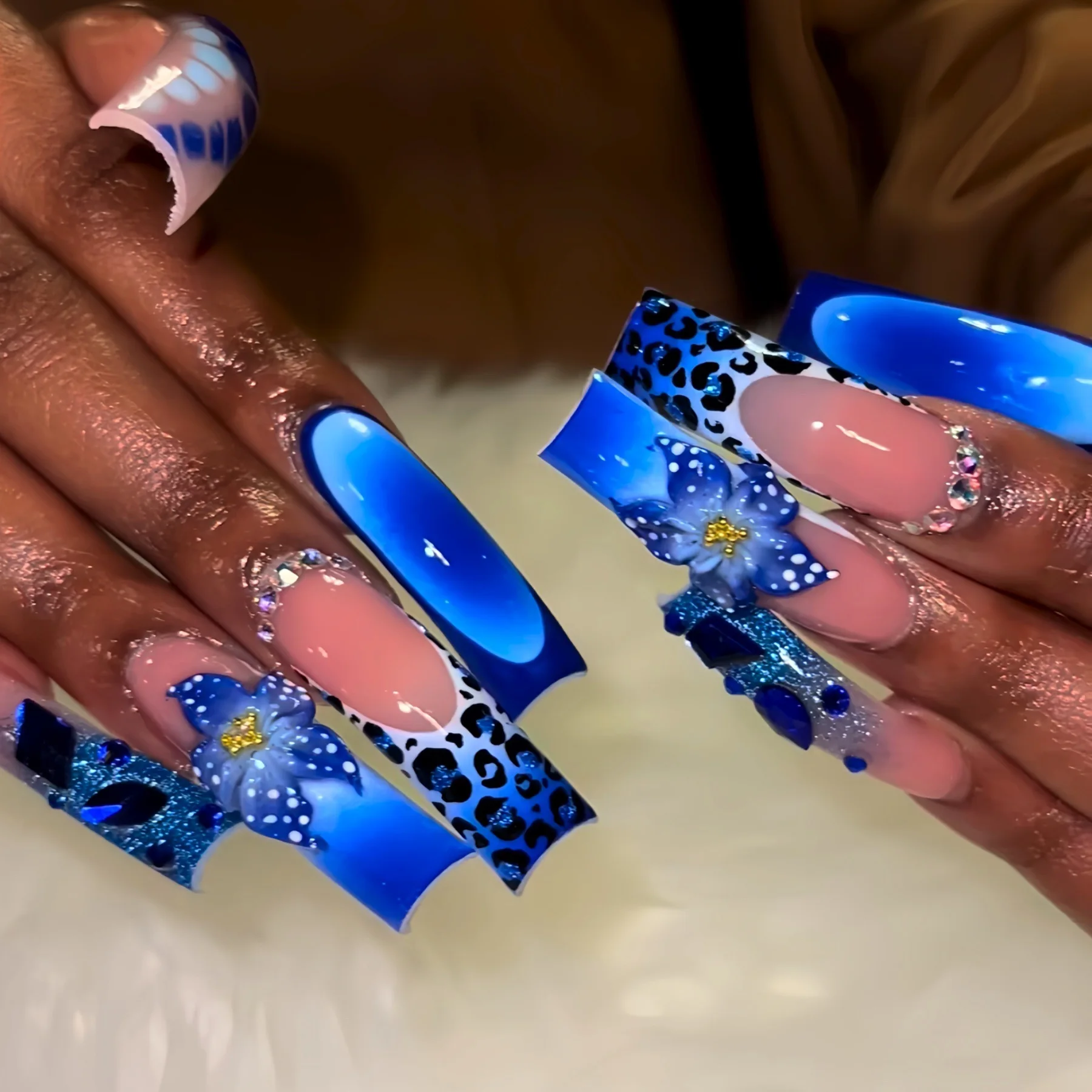 24Pcs Long Square French Press on Nails Tips 3D Flower Leopard Print Fake Nail Blue Shiny Powder Rhinestone Wearable False Nails
24Pcs Long Square French Press on Nails Tips 3D Flower Leopard Print Fake Nail Blue Shiny Powder Rhinestone Wearable False Nails