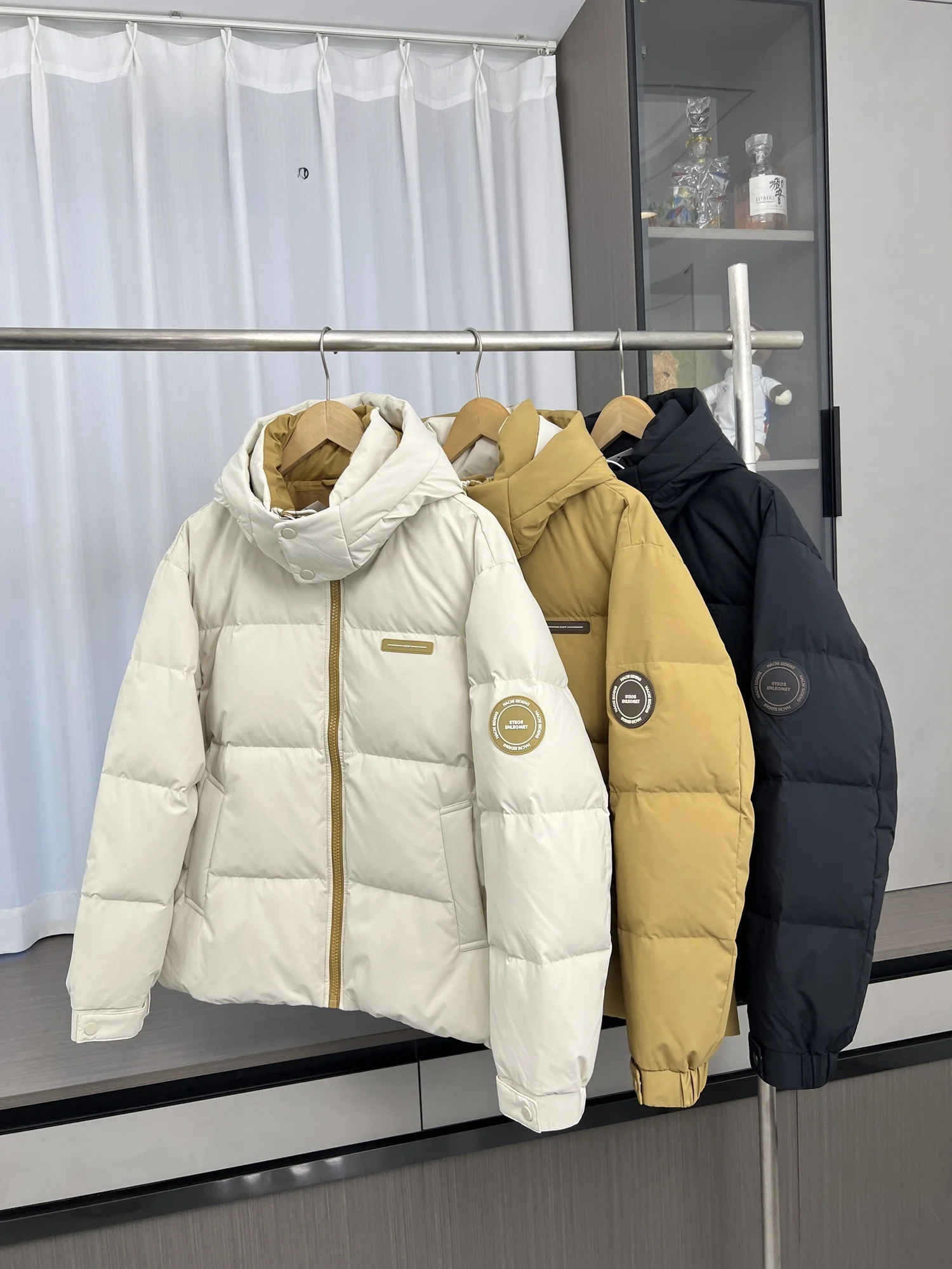 Новая зимняя куртка National Stand 90 Du с капюшоном, теплая, повседневная, для мужчин и пар, модная городская молодежная верхняя одежда
Новая зимняя куртка National Stand 90 Du с капюшоном, теплая, повседневная, для мужчин и пар, модная городская молодежная верхняя одежда