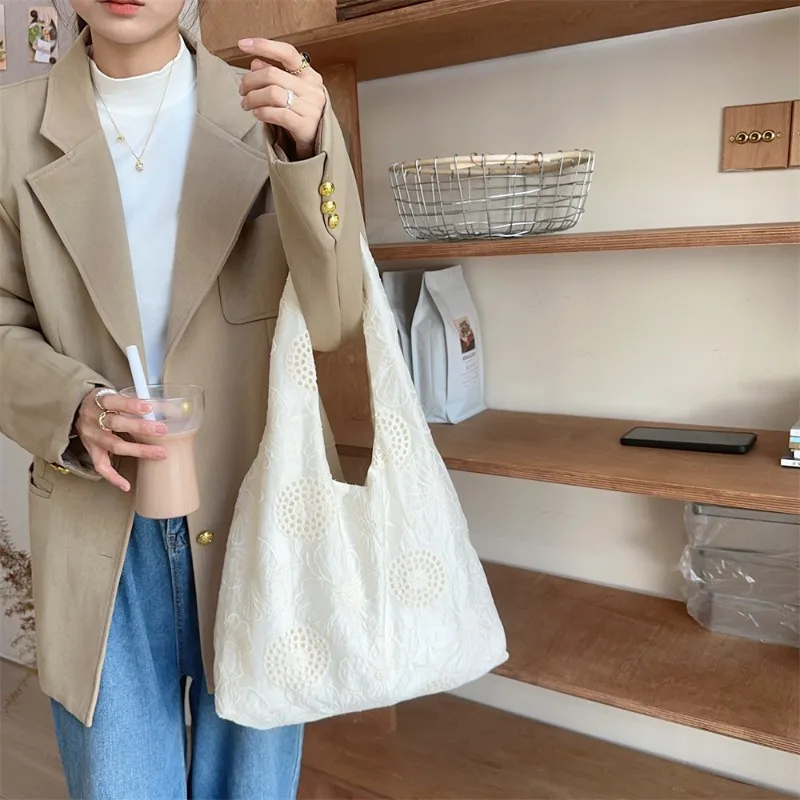French Style Hollow Embroidery Shoulder Bag Large Capacity Canvas Vest Bag Gentle Temperament Women Tote Bag
French Style Hollow Embroidery Shoulder Bag Large Capacity Canvas Vest Bag Gentle Temperament Women Tote Bag