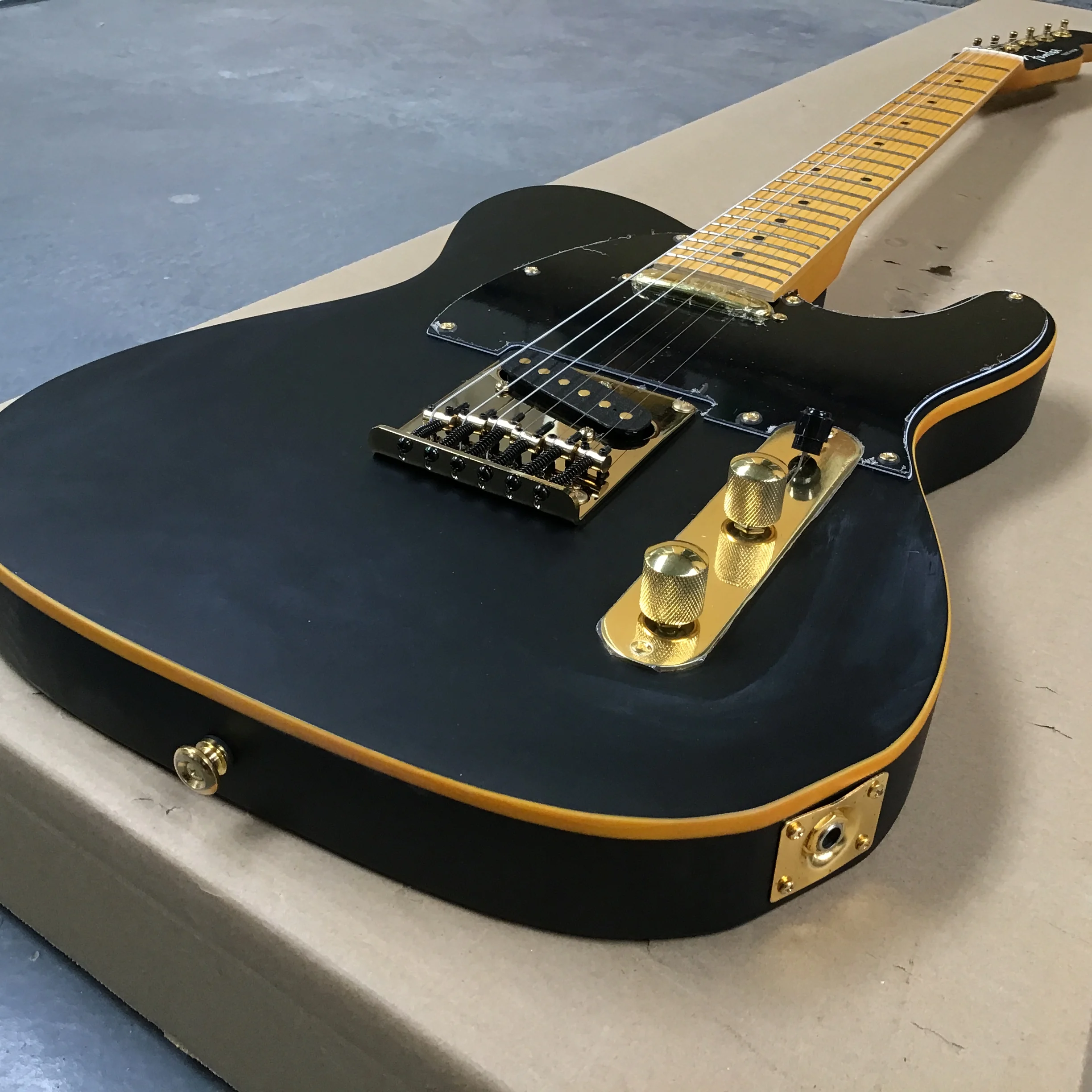 Шестиструнная электрогитара, классический стиль, матовый черный, золотые аксессуары
Шестиструнная электрогитара, классический стиль, матовый черный, золотые аксессуары