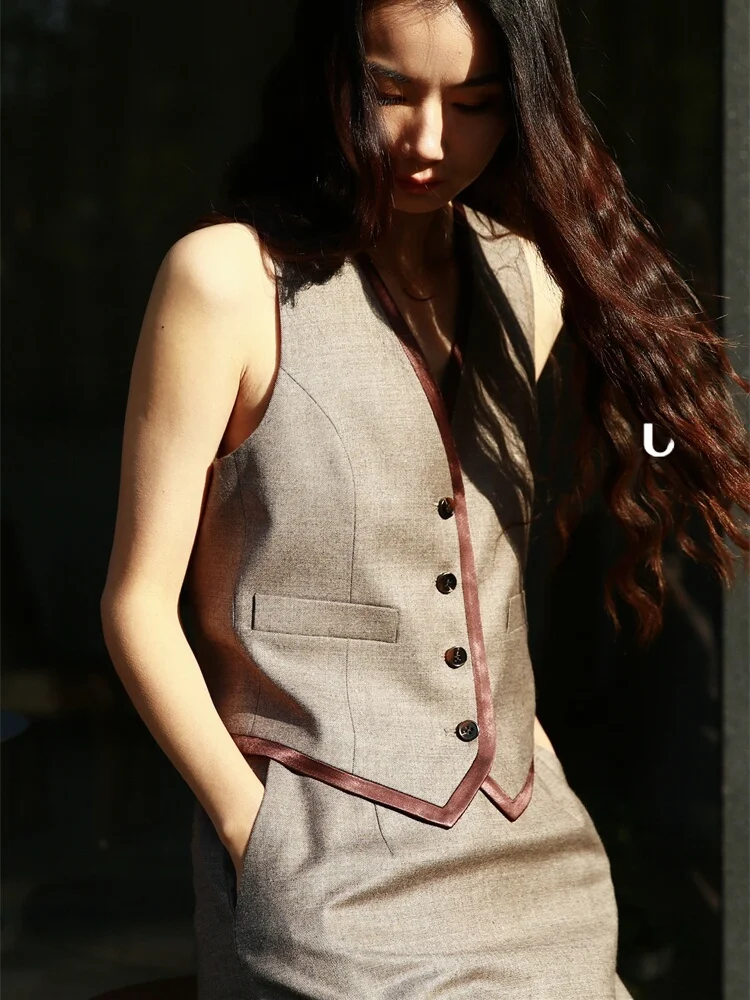 FANNIU Spring Summer High Aesthetic Value V-neck Silk Satin Patchwork Slim Fit Vest Wool Back Split Skirt Fashion Set
FANNIU Spring Summer High Aesthetic Value V-neck Silk Satin Patchwork Slim Fit Vest Wool Back Split Skirt Fashion Set