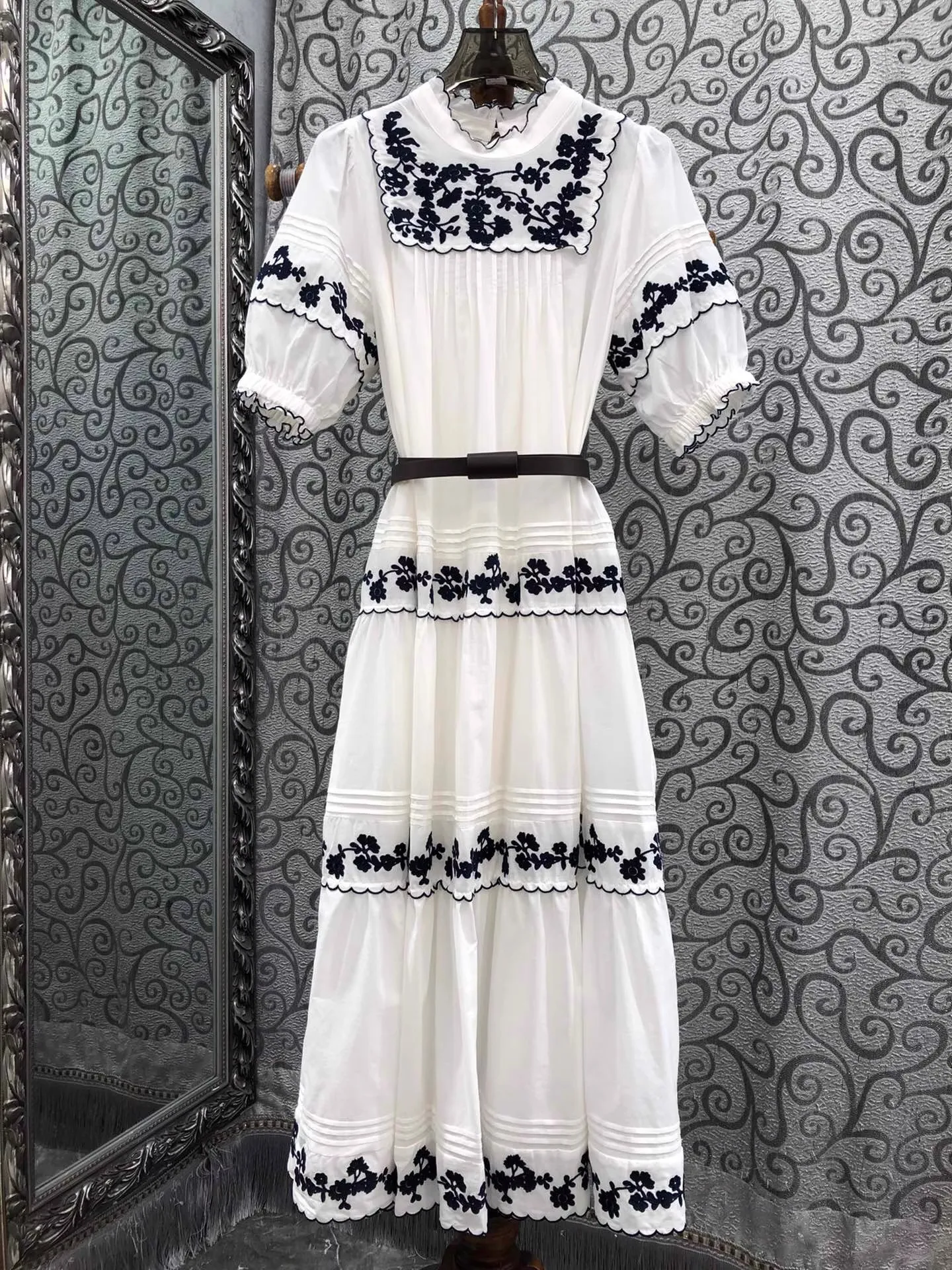 Top Quality New Summer Dress 2025 Fashion Design Women Luxurious Embroidery Flower Pattern Short Sleeve White Black Dress Cotton
Top Quality New Summer Dress 2025 Fashion Design Women Luxurious Embroidery Flower Pattern Short Sleeve White Black Dress Cotton