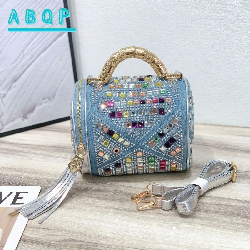 Сумка на плечо, модная цветная сумка с бриллиантами, универсальная изысканная джинсовая сумка, сумка через плечо, портативная, креативная, большой вместительности
Сумка на плечо, модная цветная сумка с бриллиантами, универсальная изысканная джинсовая сумка, сумка через плечо, портативная, креативная, большой вместительности
