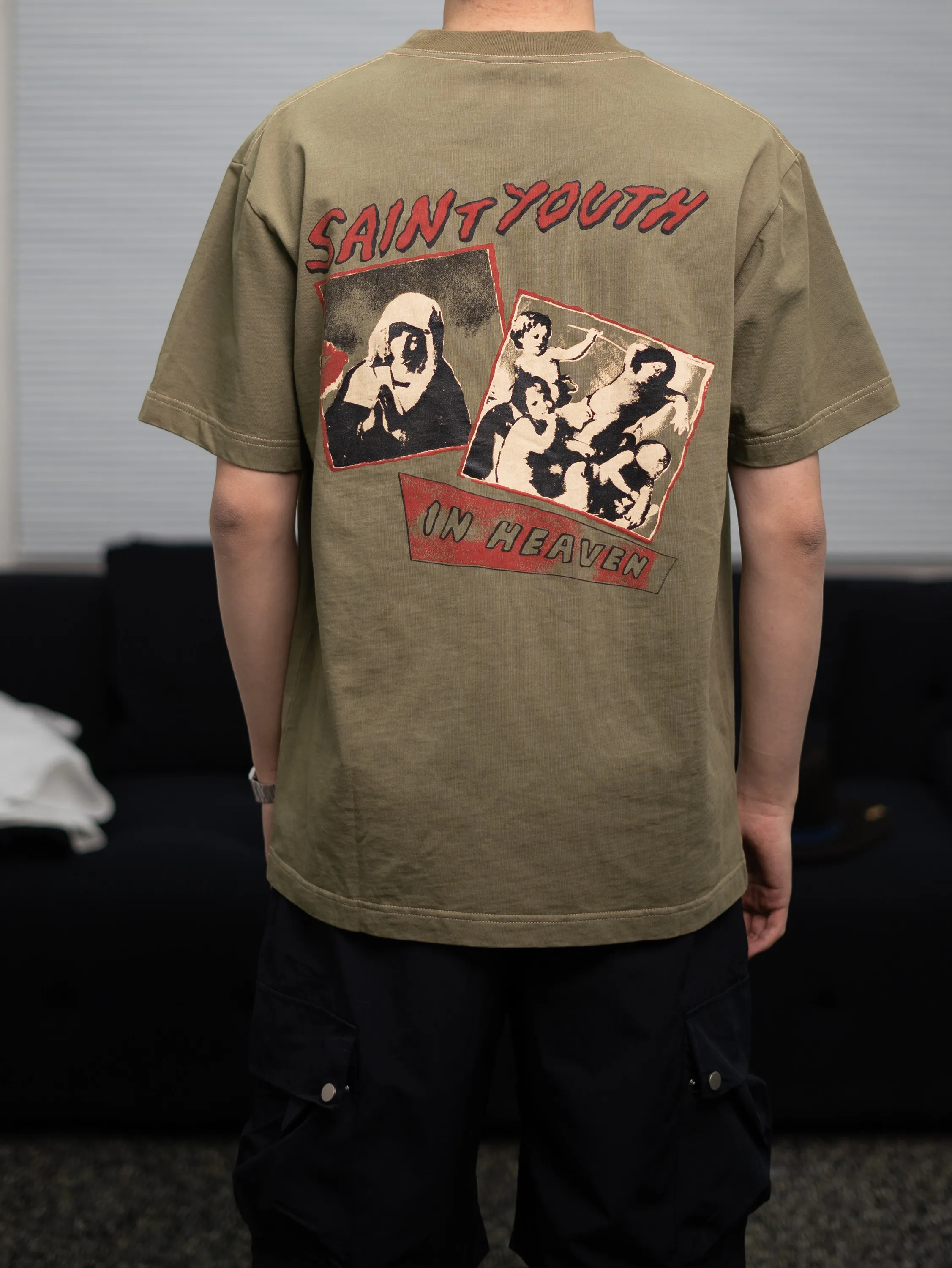 Saint Michael washed and old captain with the same army green short-sleeved T-shirt
Saint Michael washed and old captain with the same army green short-sleeved T-shirt