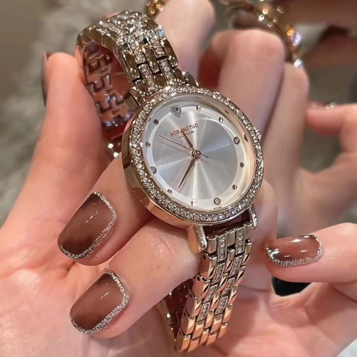 2025 New Luxury High Quality Quartz Watch for Women Full Diamond Band Elegant Fashion Lady Watch with Glamorous Design
2025 New Luxury High Quality Quartz Watch for Women Full Diamond Band Elegant Fashion Lady Watch with Glamorous Design