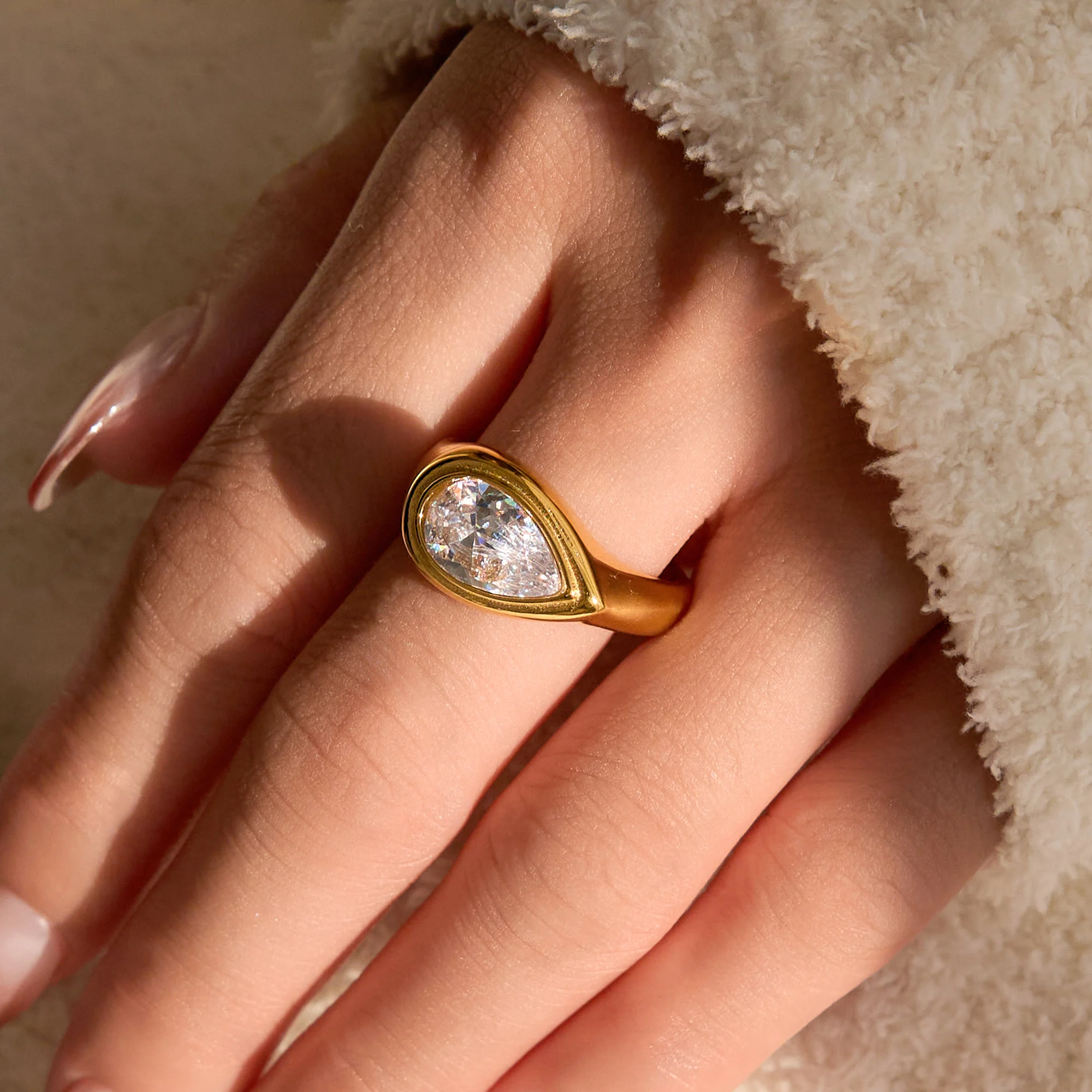 DASEIN New Ins 18k PVD Gold Plated Stainless Steel Jewelry High Quality Gothic Clear Zircon Unique Water Drop Ring for Women
DASEIN New Ins 18k PVD Gold Plated Stainless Steel Jewelry High Quality Gothic Clear Zircon Unique Water Drop Ring for Women