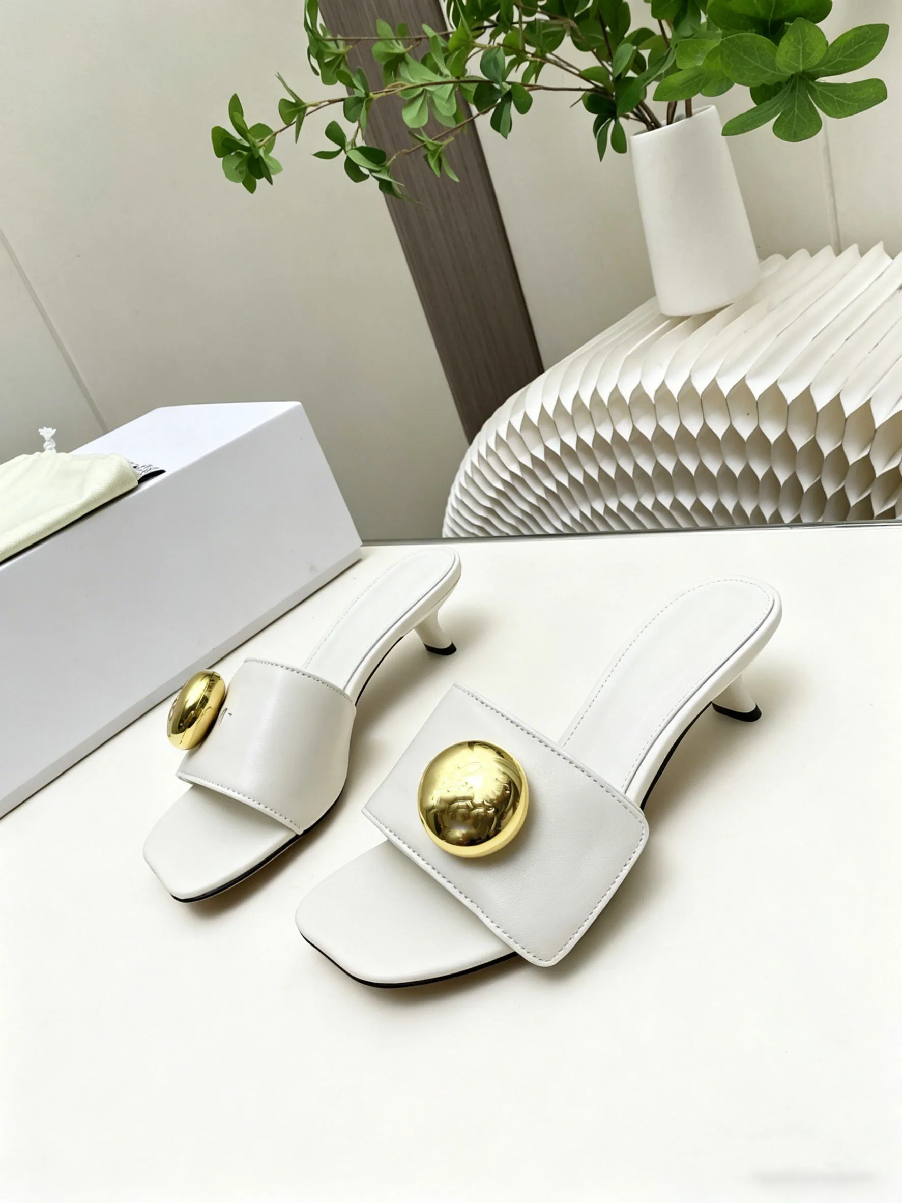 High quality white fashionable high-heeled women's slippers
High quality white fashionable high-heeled women's slippers